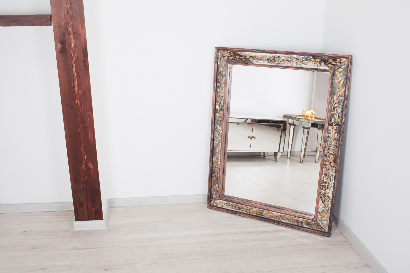 Настенное зеркало BountyHome