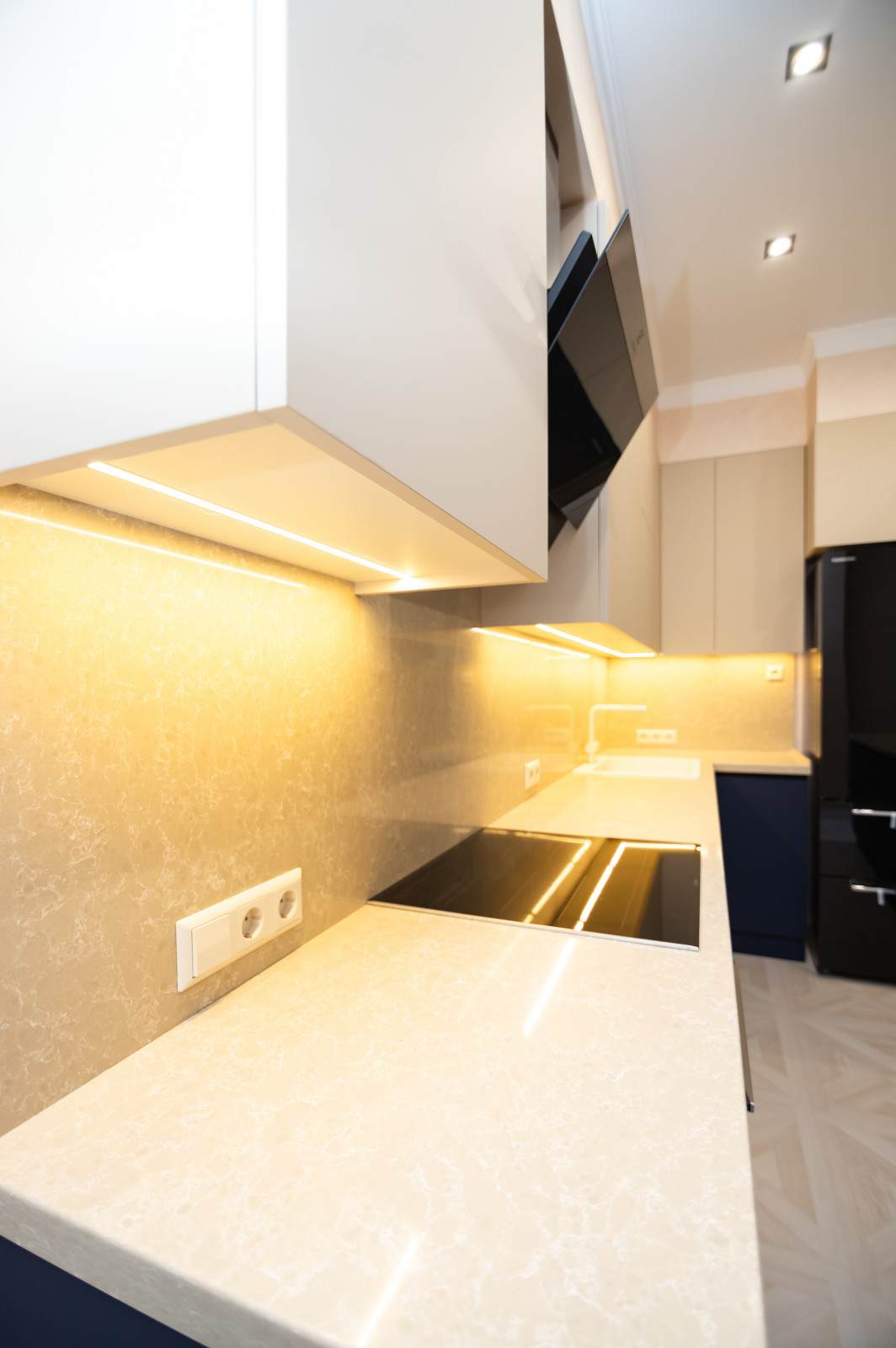 Бело-синяя кухня в современном стиле