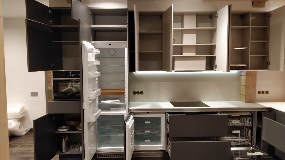 Кухня с фасадами Fenix