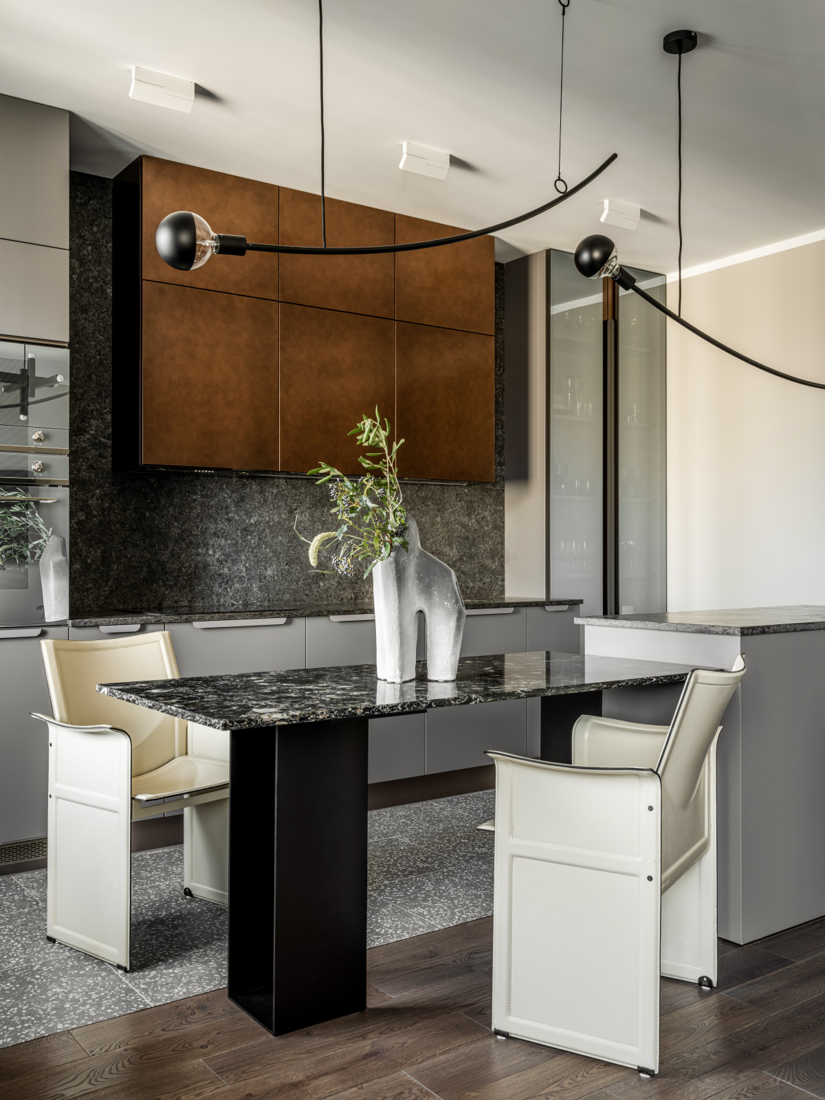 Кухня с фасадами под состаренную медь