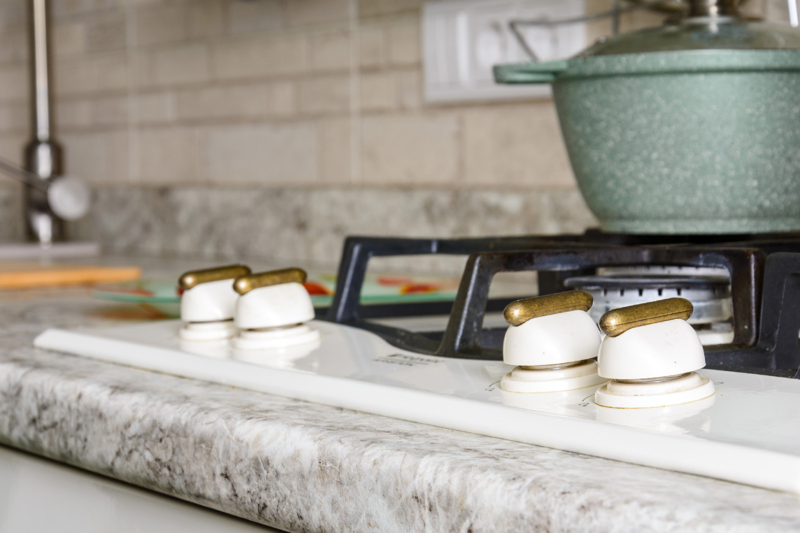 Зелёная кухня в неоклассическом стиле в Заречном