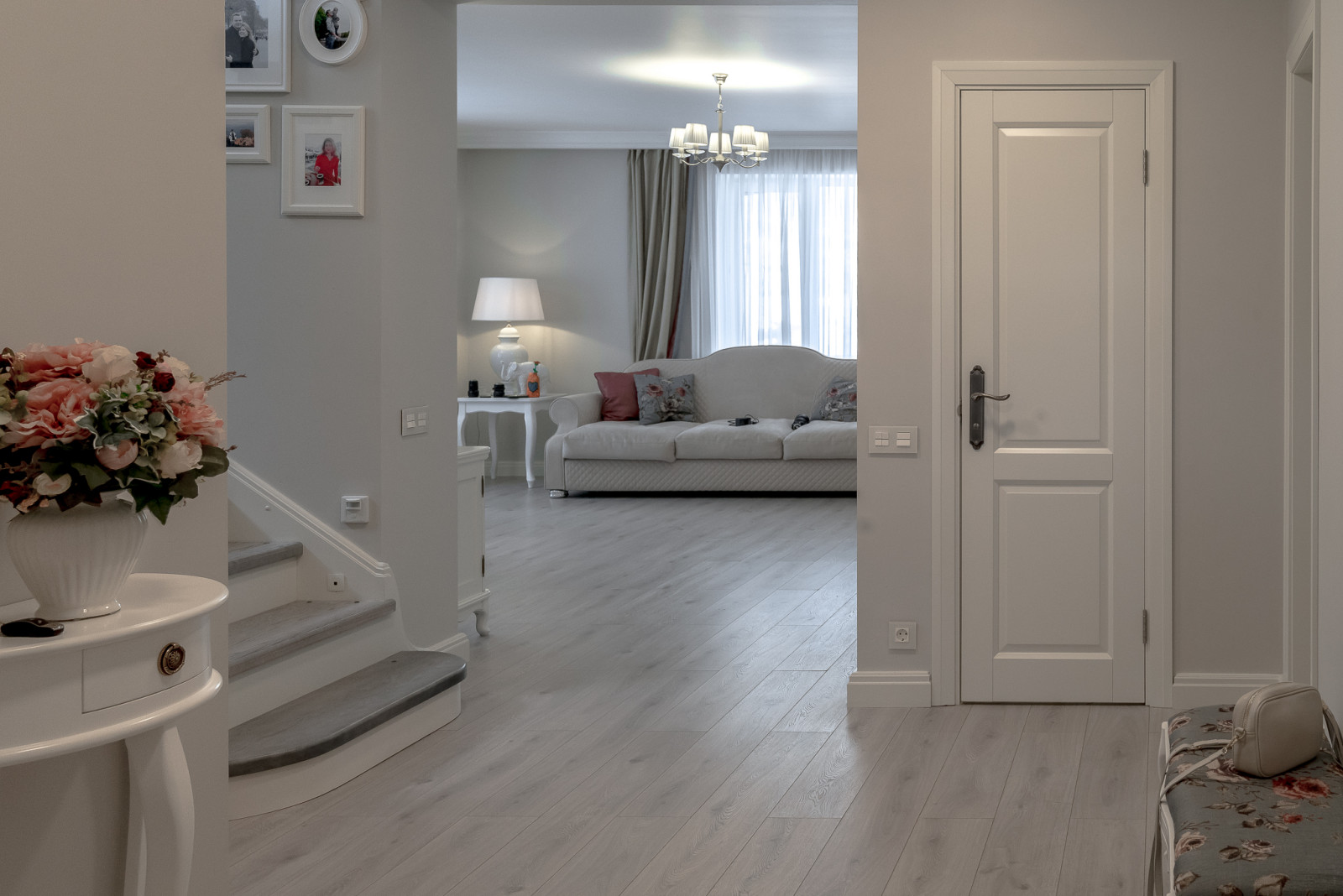 Обложка альбома: холл