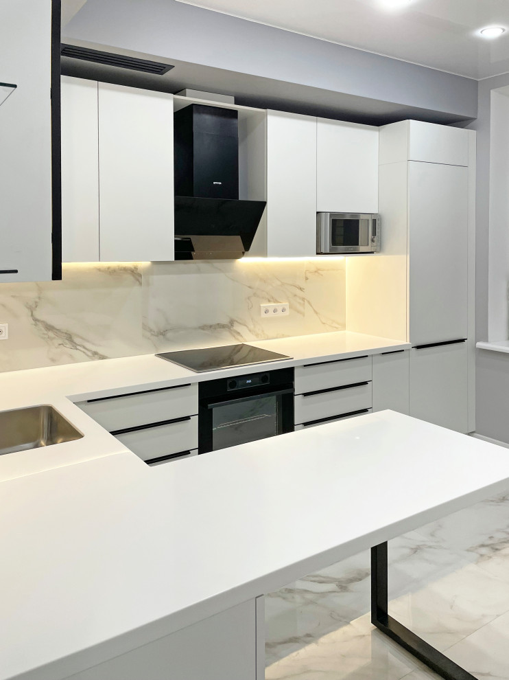 Стильная кухня с белыми фасадами Кристайл супер мат