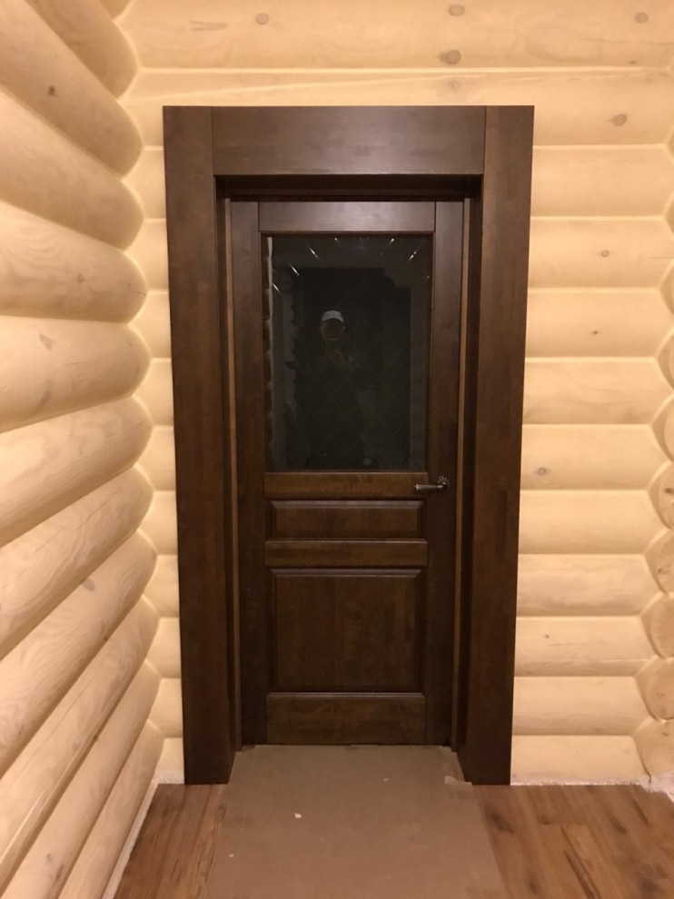 Поставка межкомнатных дверей из массива ольхи, модель "Валенсия" Античный орех