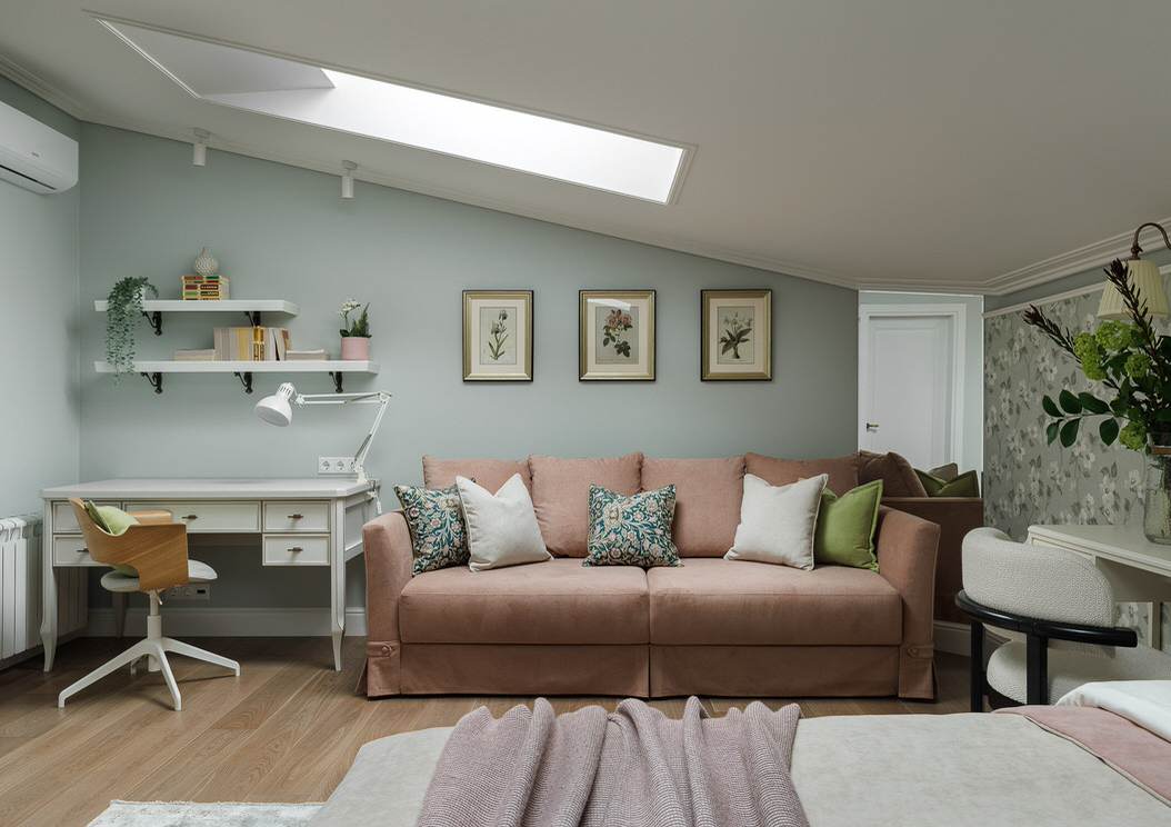 Комната молодой девушки под скатной крышей