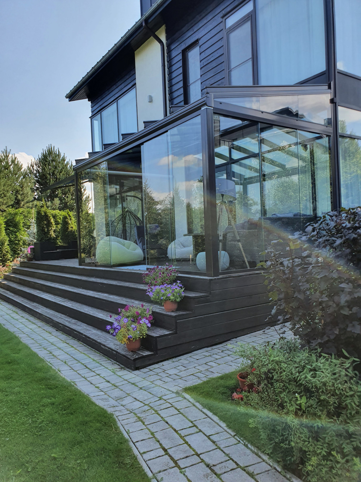 Веранда с безрамным остеклением Weinor и маркиза Markilux