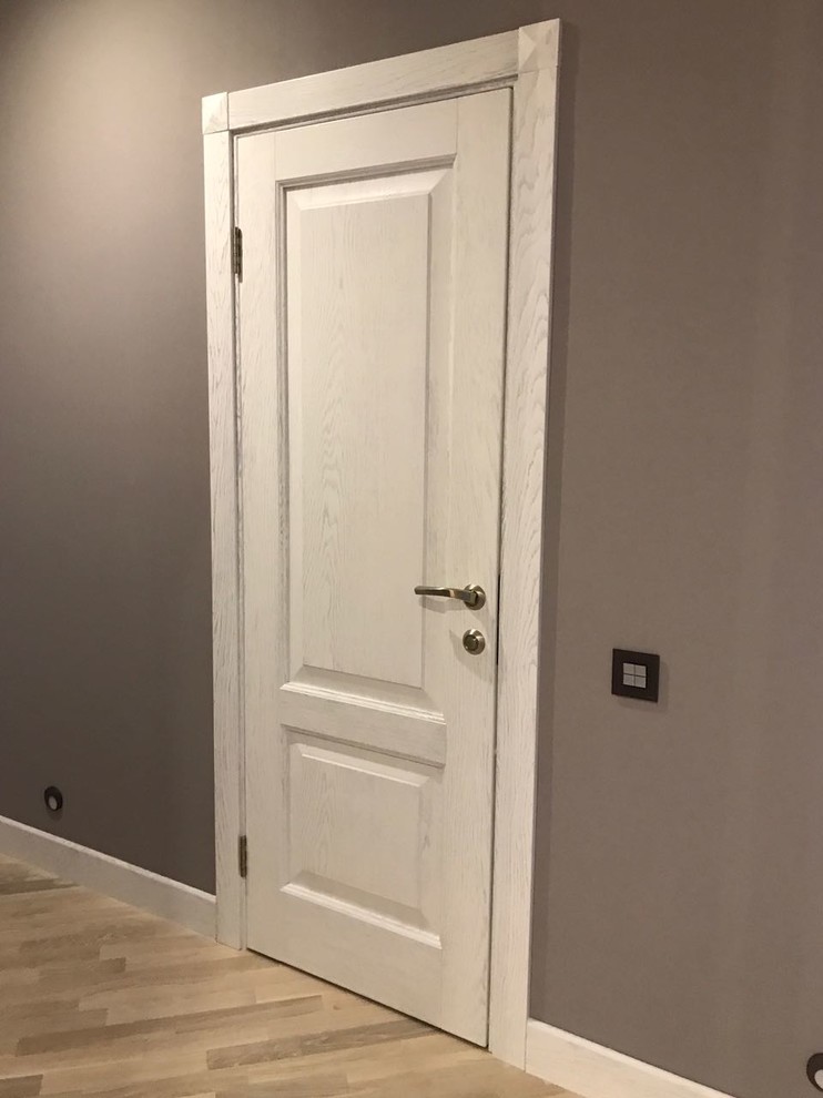 Дверь из массива дуба Belorawood модель Эпир 2 белая дверь с патиной серебо