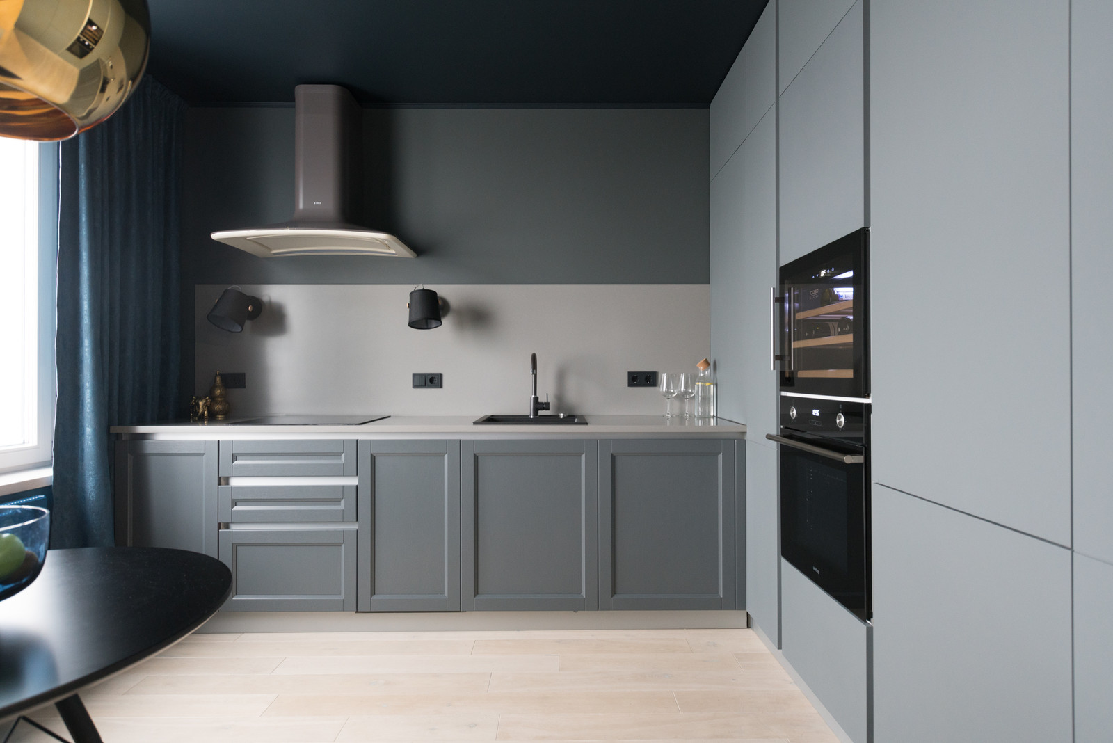 Кухня в антрацитовом цвете для молодого парня
