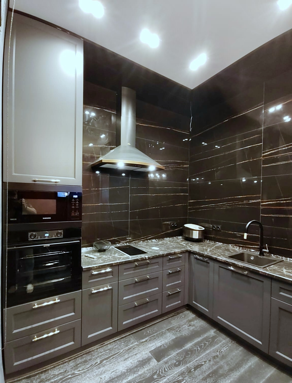 Кухня в стиле "Неоклассика" без навесных шкафов.