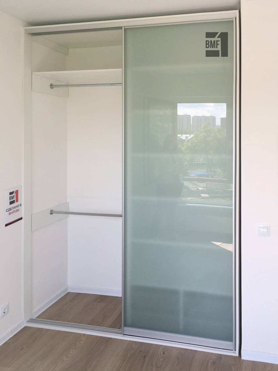 Компактный шкаф-купе для небольшой комнаты