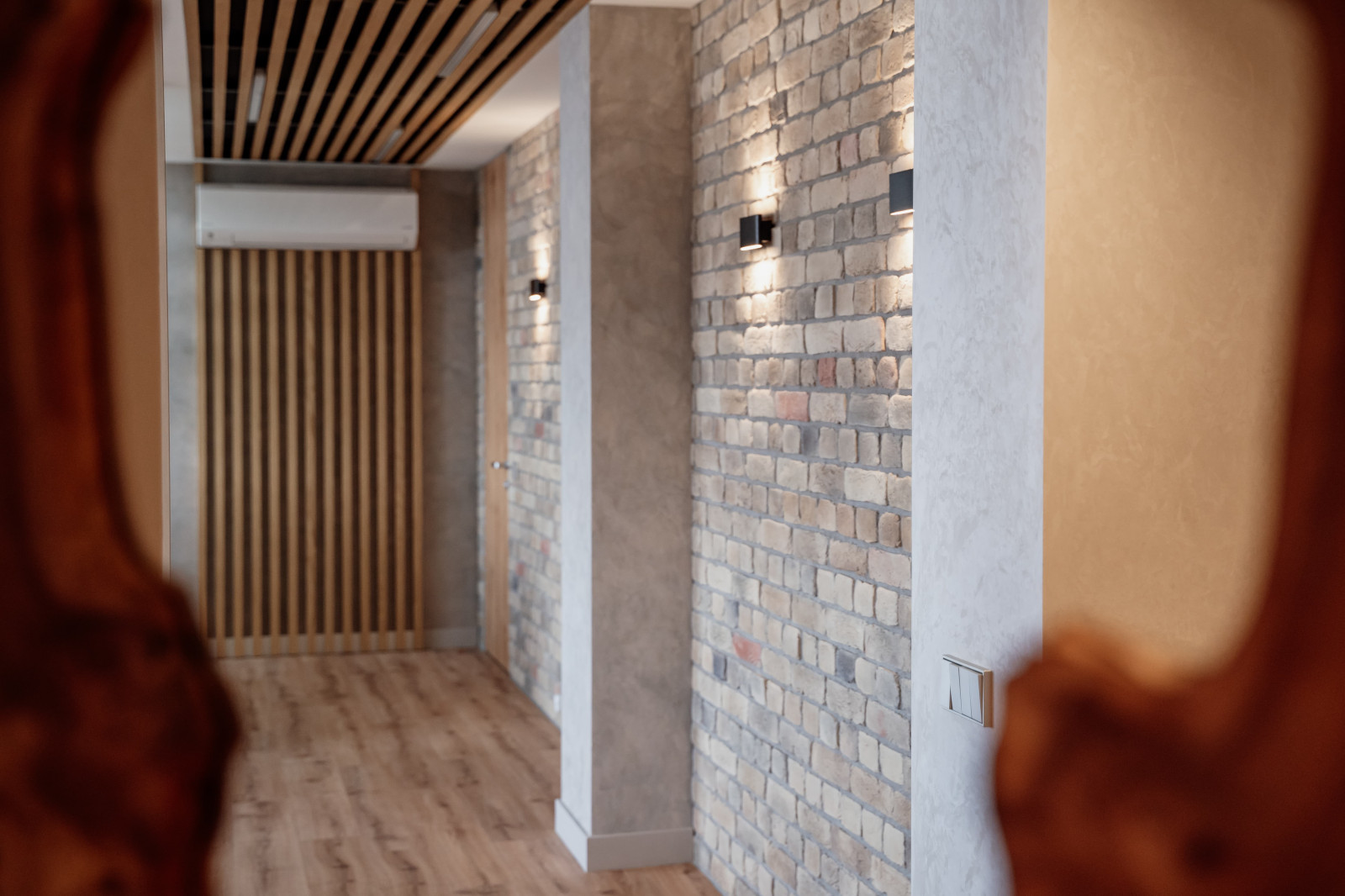 Авторская фактура декоративной штукатурки в квартире с террасой