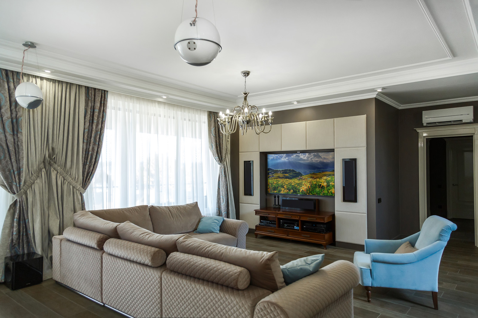 Домашний кинотеатр с навесными акустическими системами