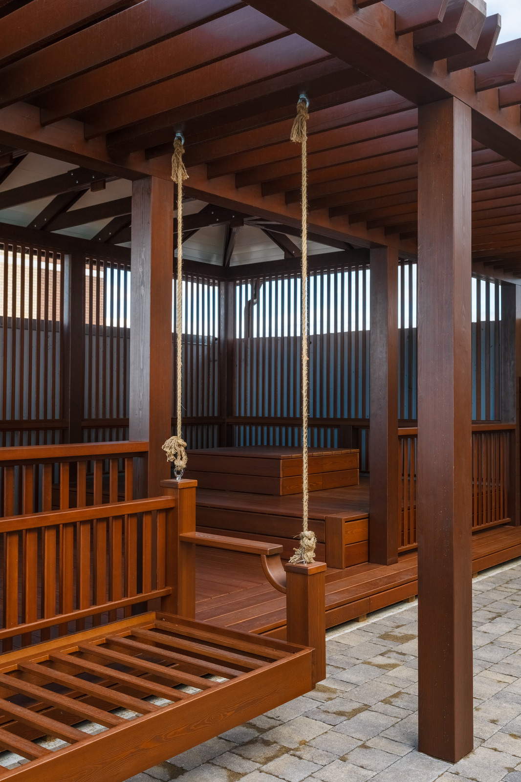 Качели на эксплуатируемой кровле из лиственницы