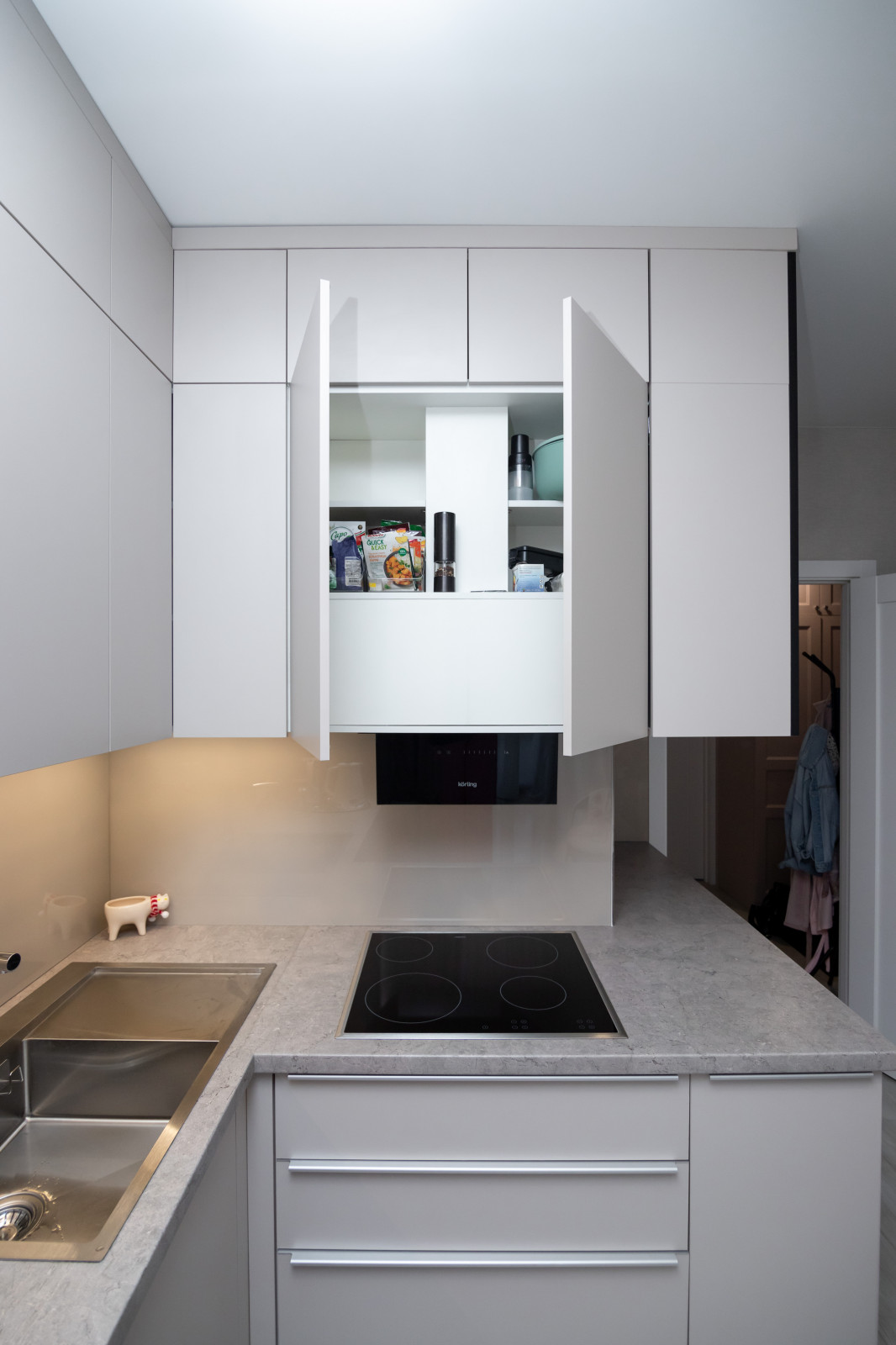 Современная угловая кухня в нежно-сером цвете