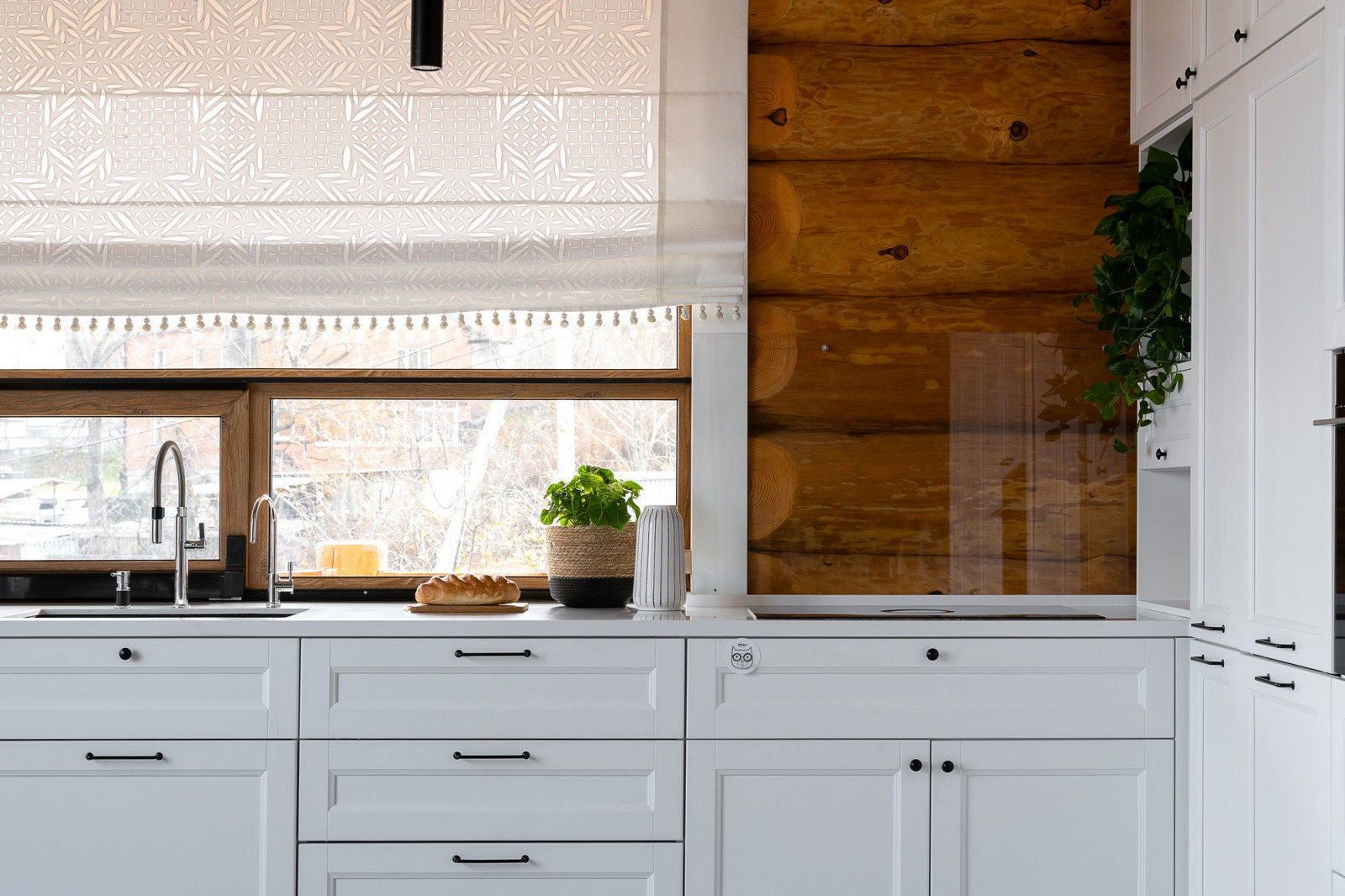 Кухня в скандинавском стиле для бревенчатого дома