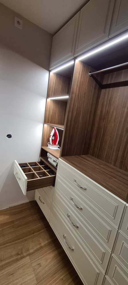 Гардеробная с гладильной доской