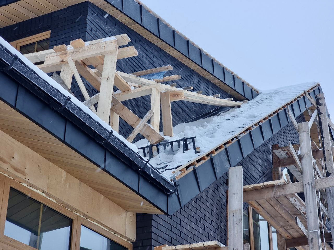 Подшивка свесов. Комбинация из планкена (лиственница) и фальца (сталь SSAB)