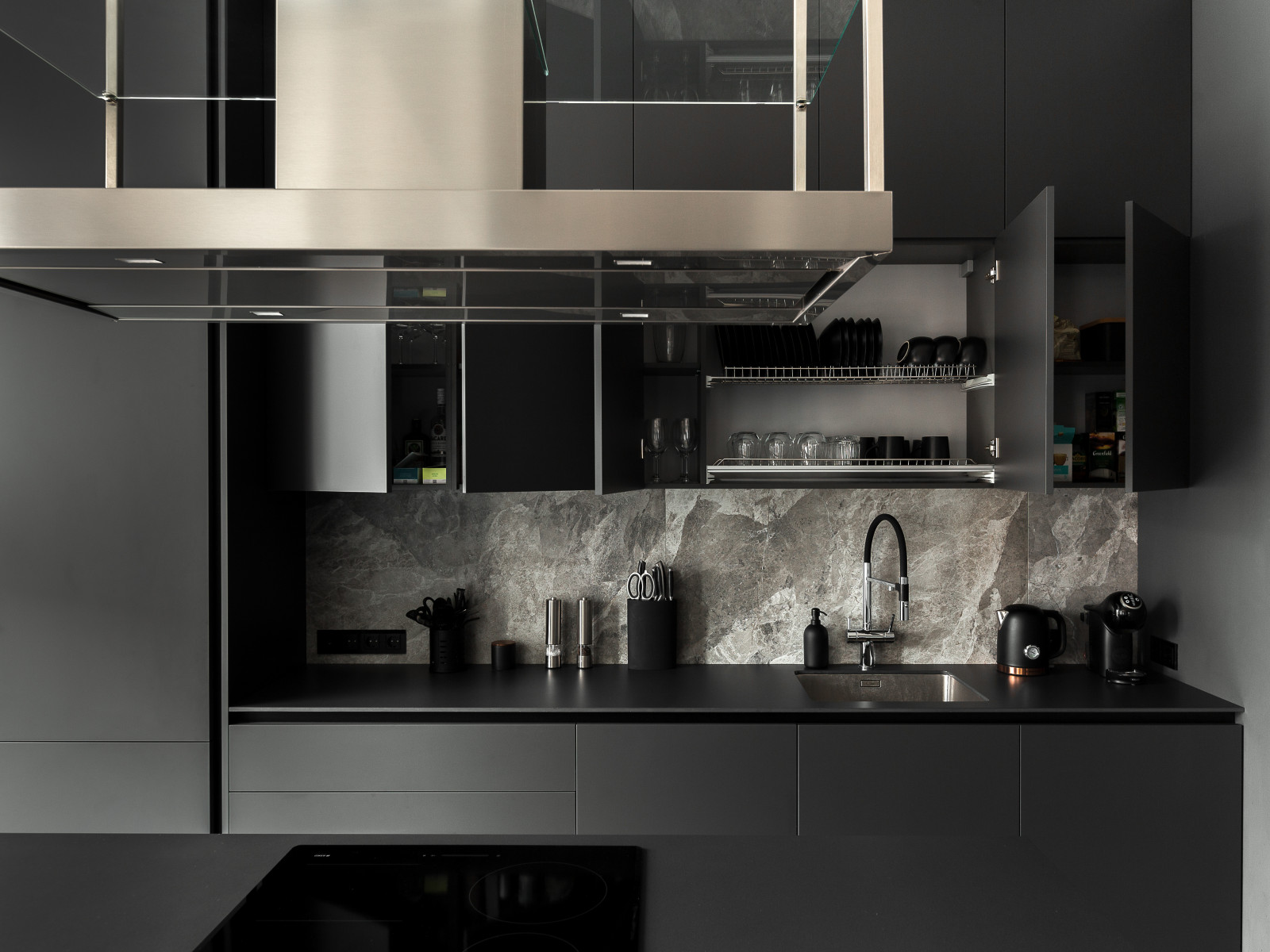 Продуманные системы хранения в кухонной зоне