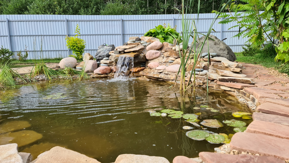 Пруд и дорожки