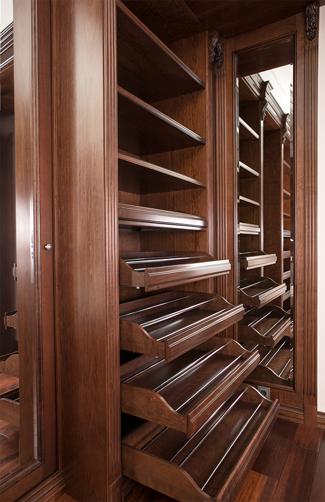 Гардеробная комната из массива вишни