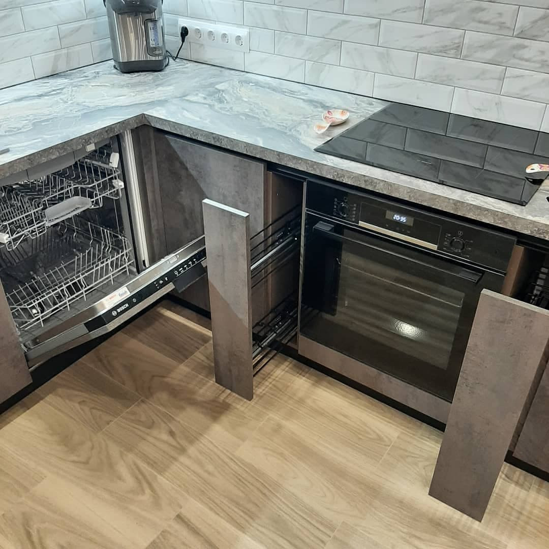 Темная П-образная кухня с полуостровом и фасадами под металл