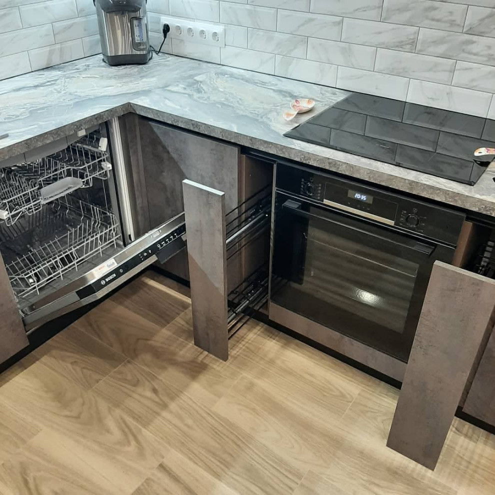 Темная П-образная кухня с полуостровом и фасадами под металл