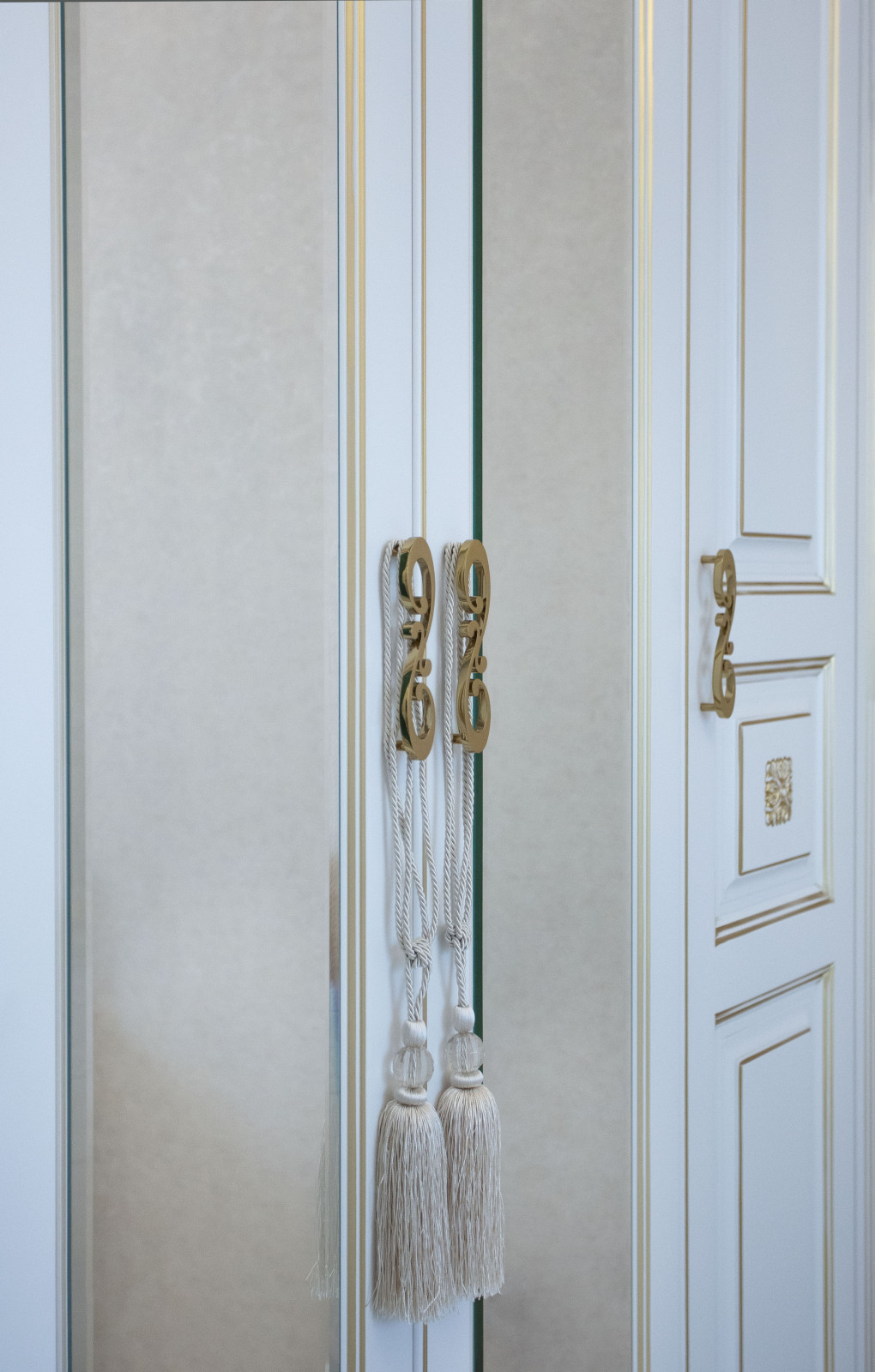 Шкаф в классическом стиле