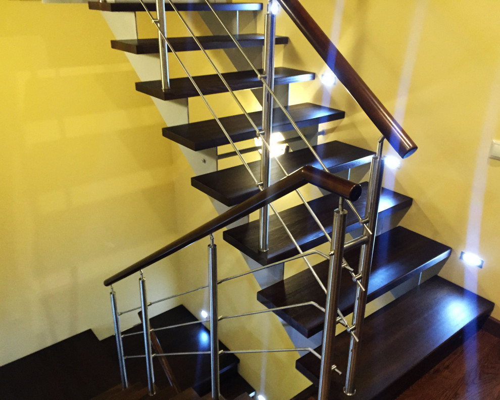 Лестница на параллельных косоурах с ограждением из нержавеющей стали