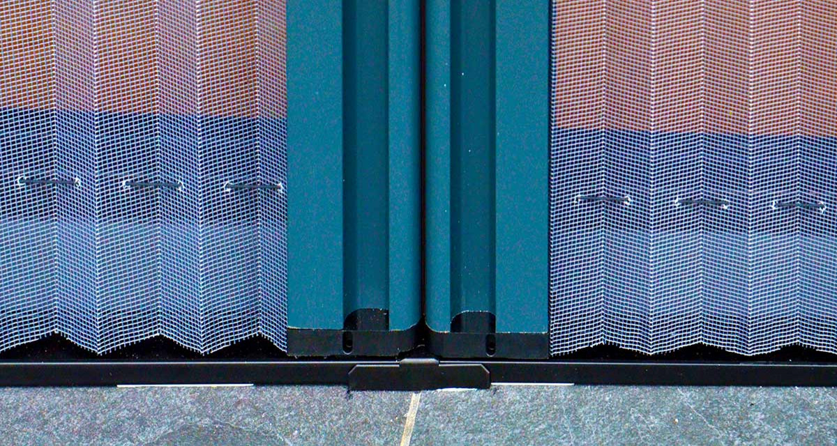 Раздвижное остекление с москитной сеткой