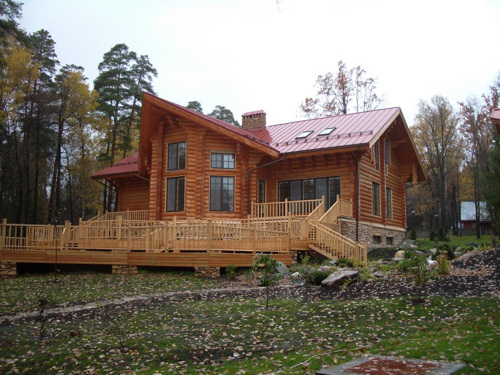 Гостевой дом. Калиброванное бревно. Канадская рубка. Диаметр 35-45 см.