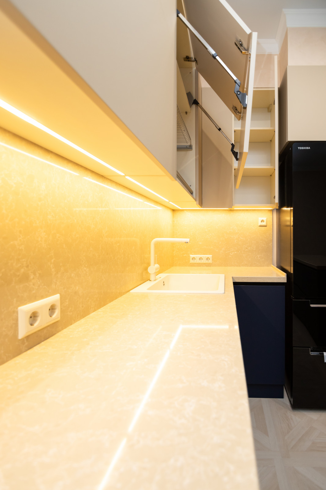 Бело-синяя кухня в современном стиле