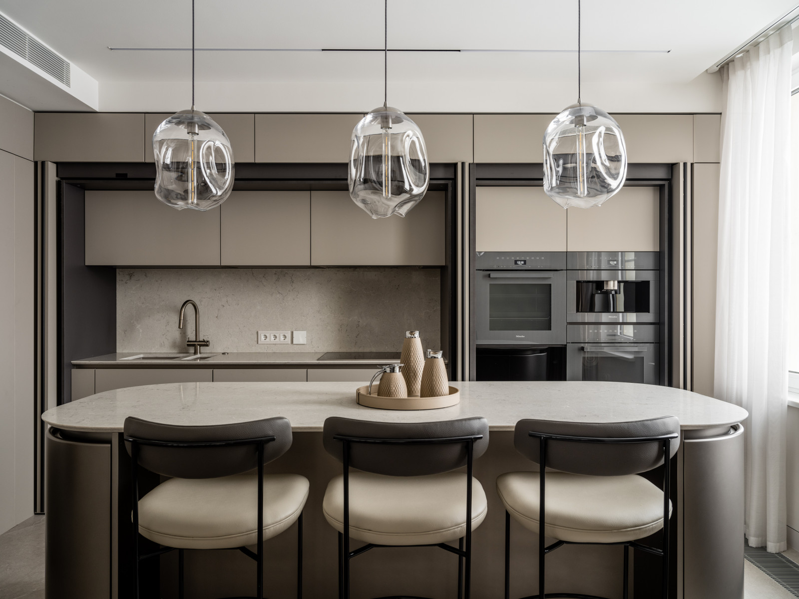 Семейная квартира в акварельных оттенках света и тени