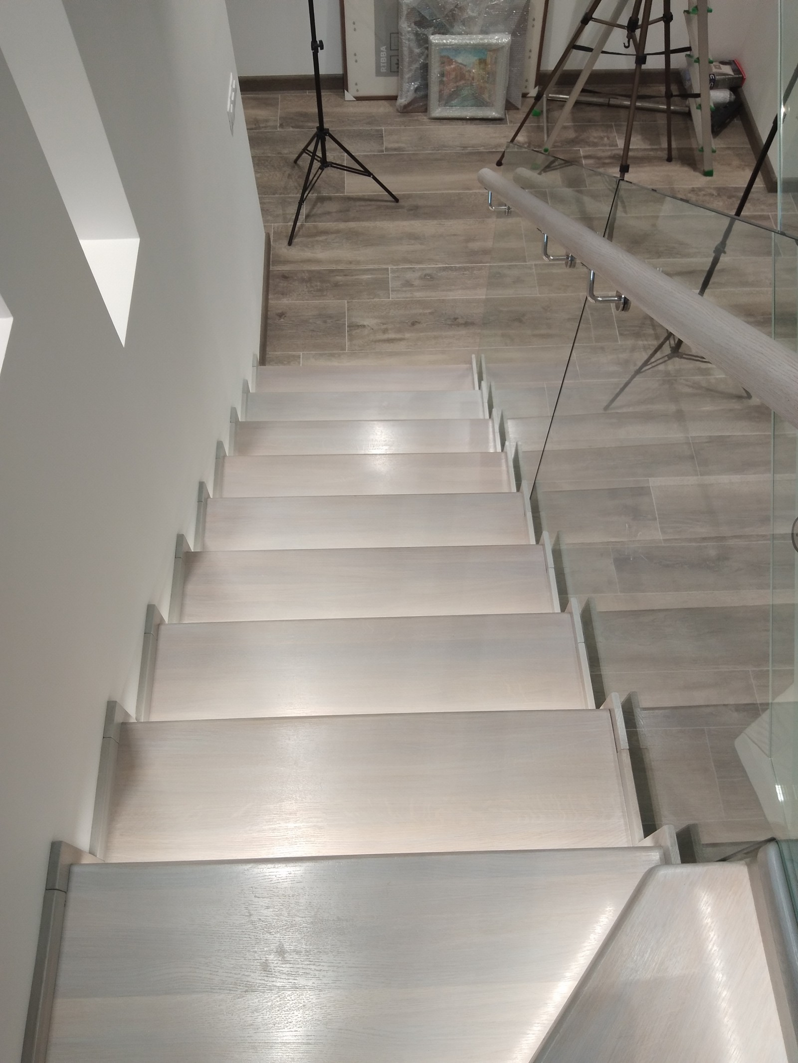 Лестница из дуба по стеклом