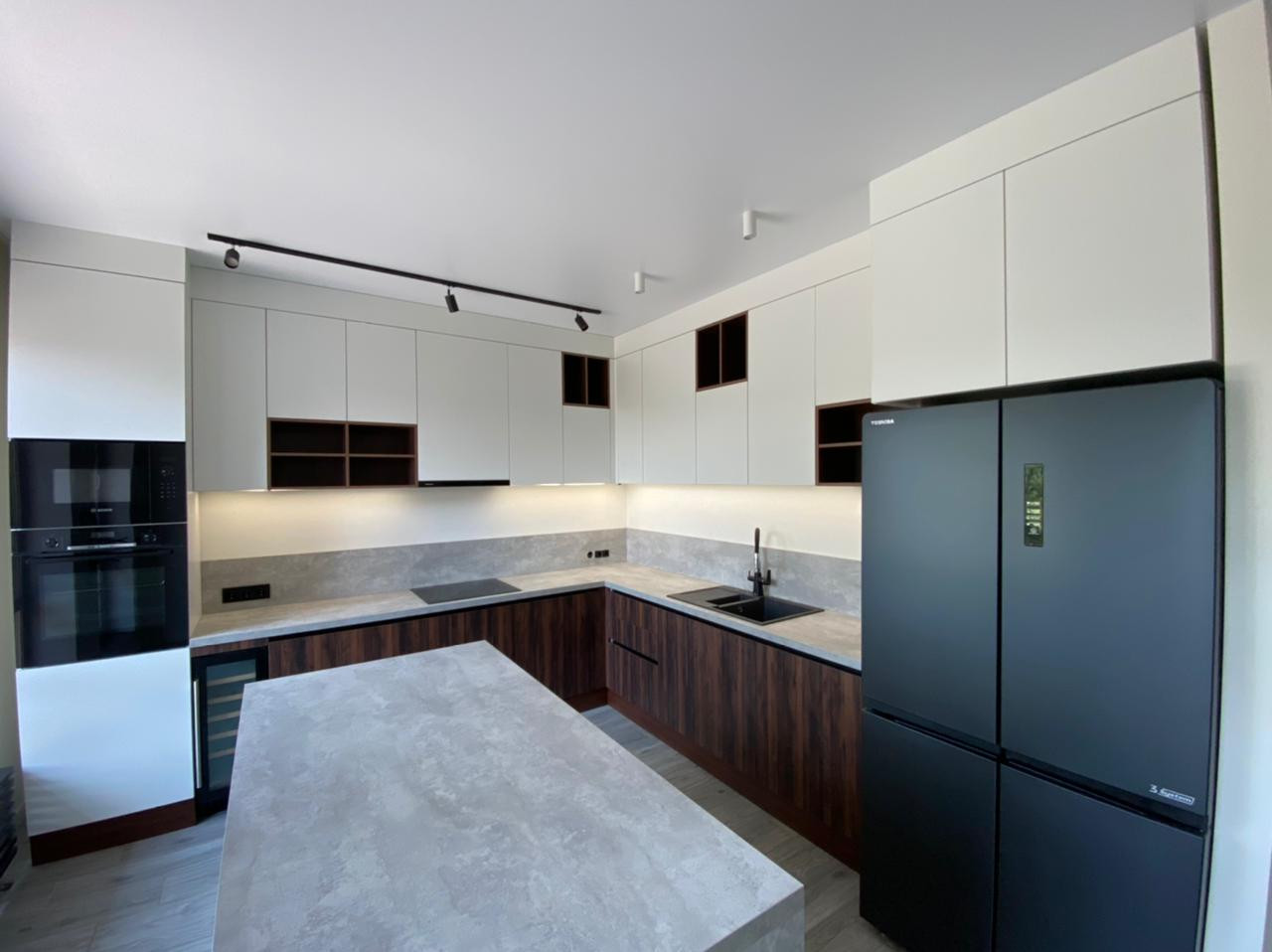 Обложка проекта: Кухня из пластика для загородного дома