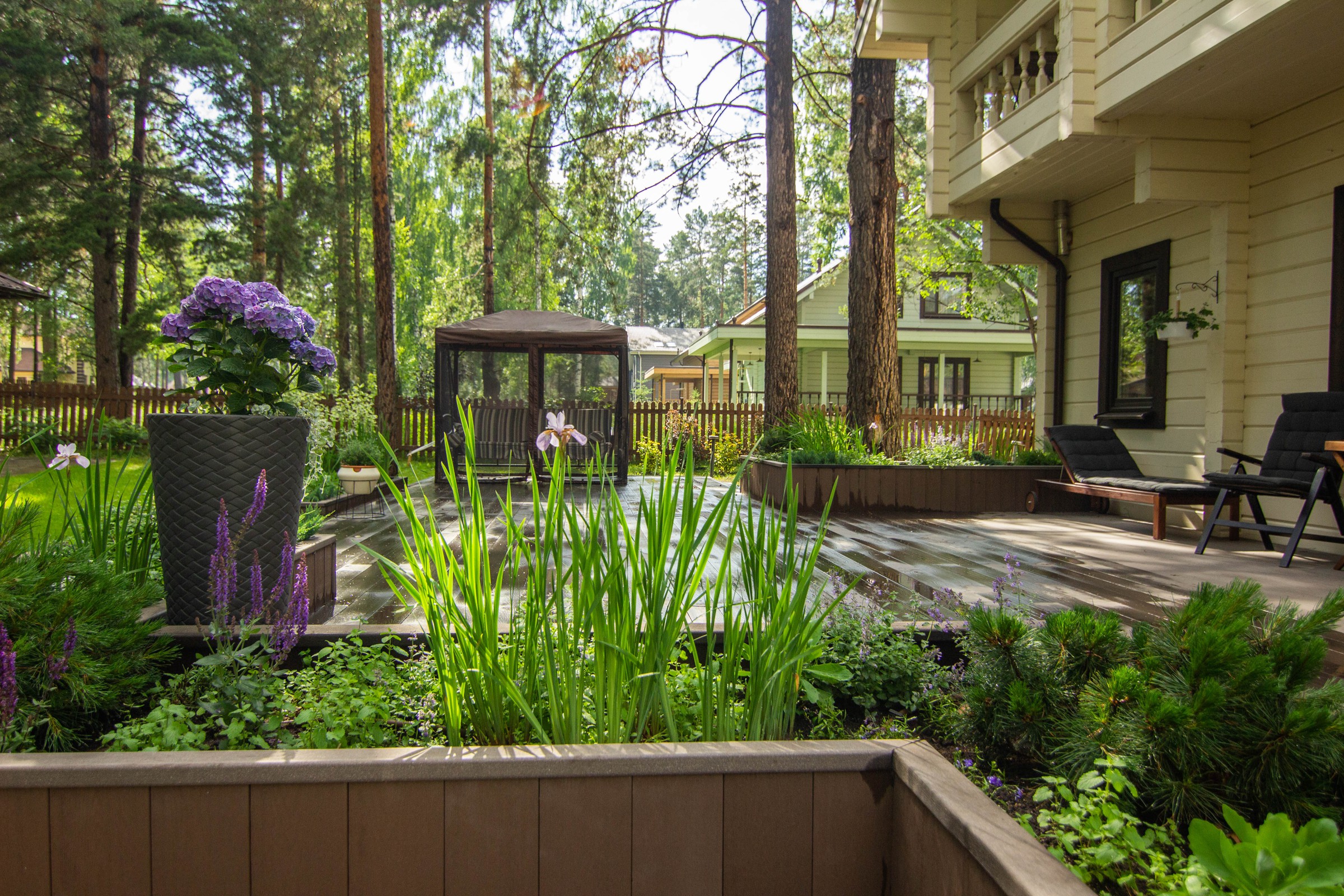 Тенистая терраса в саду