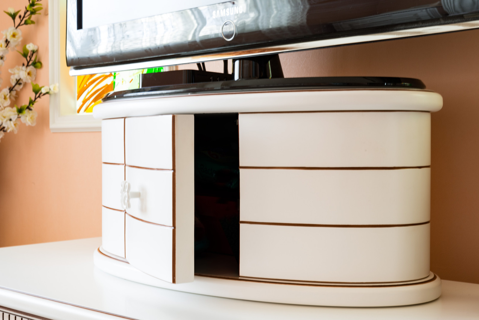 Шкафы и тумбы