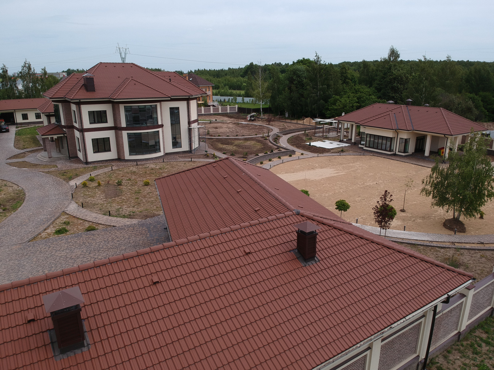 Жилой дом с бассейном, беседкой, гаражом и хозблоком под черепицей Braas