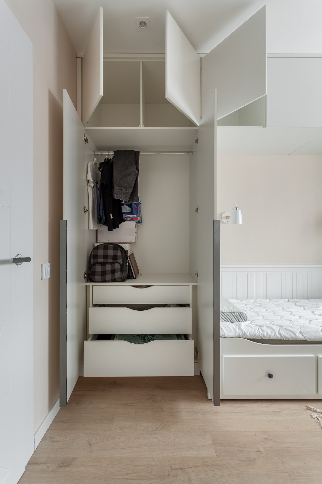 Функциональный шкаф для детской