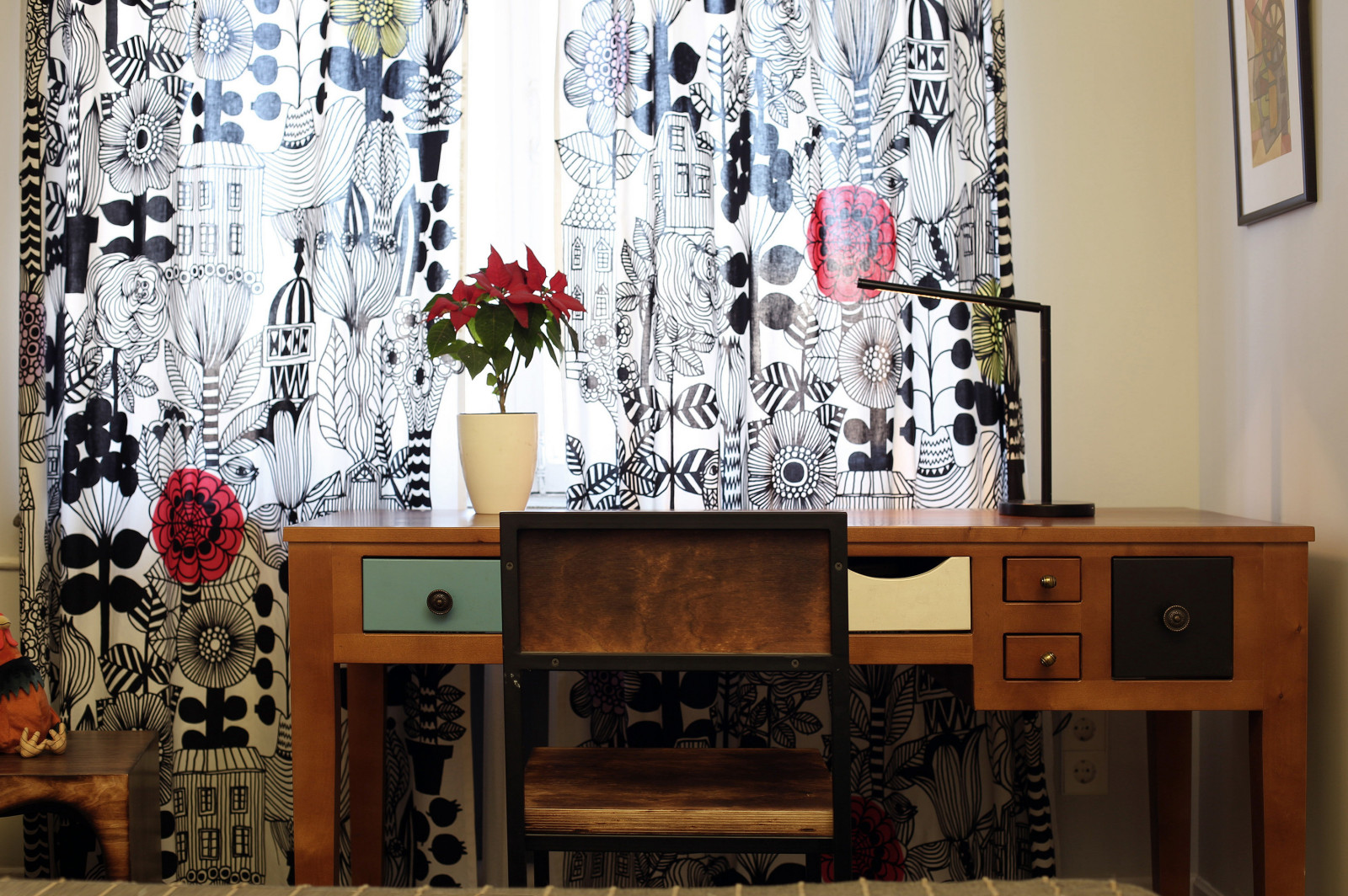 Рабочее место в спальне