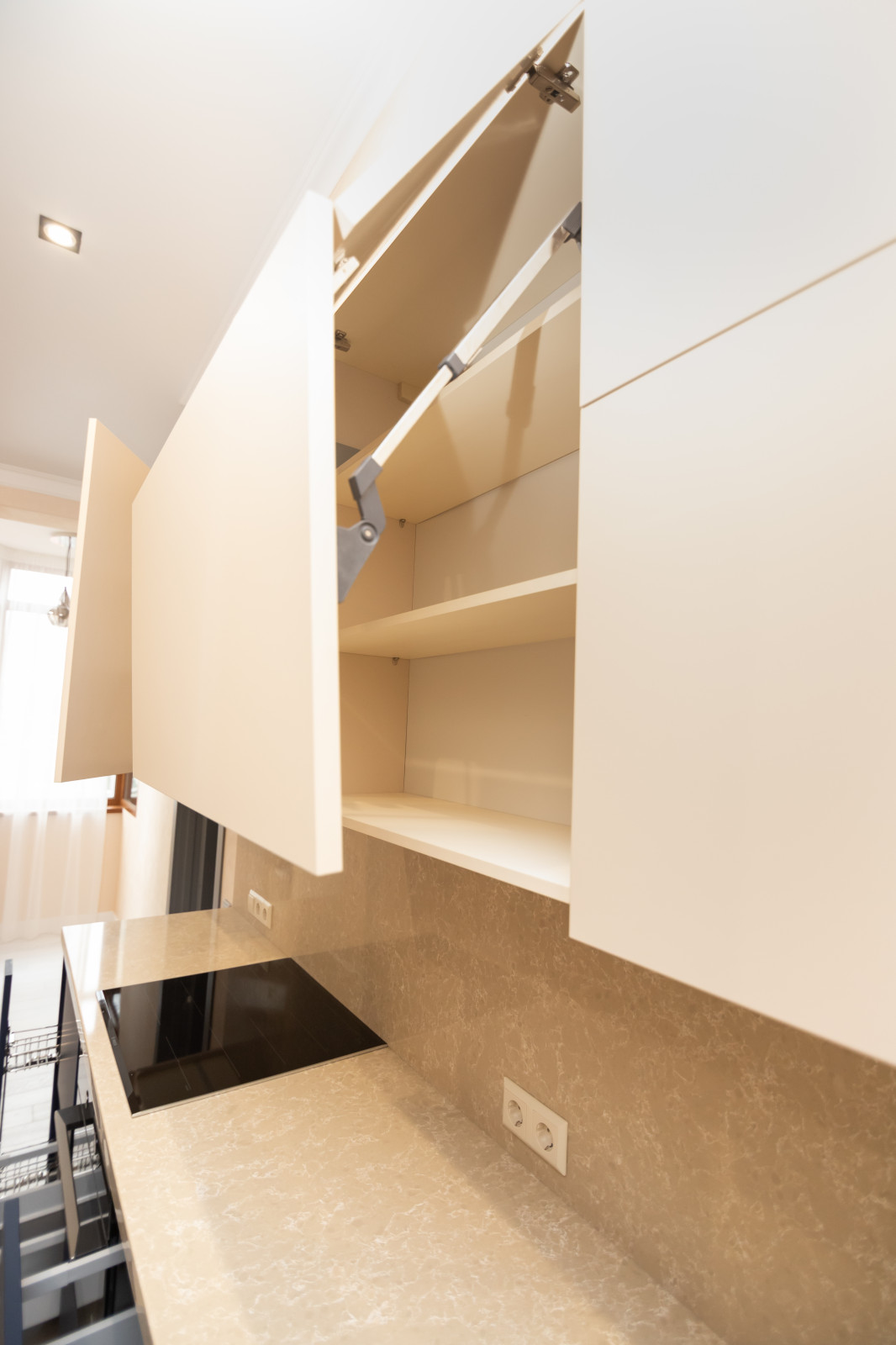 Бело-синяя кухня в современном стиле