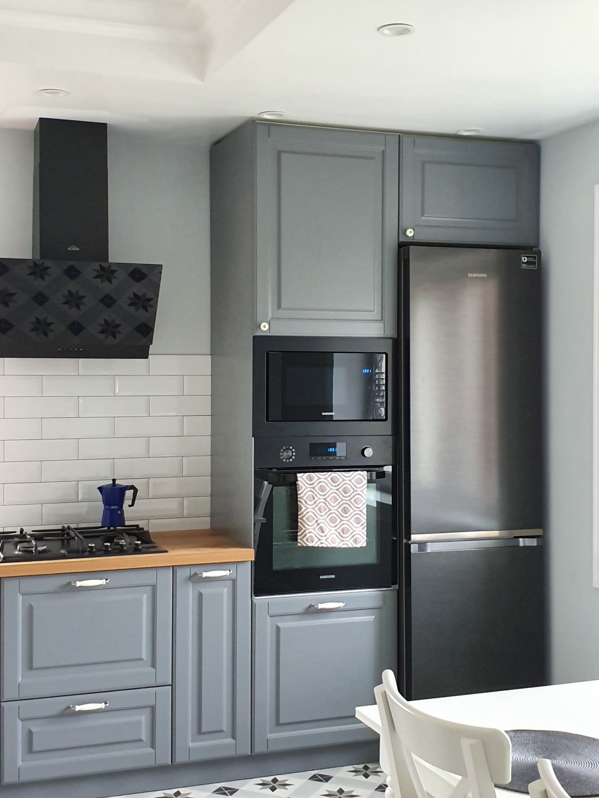 Кухня в неоклассическом стиле с полуостровом