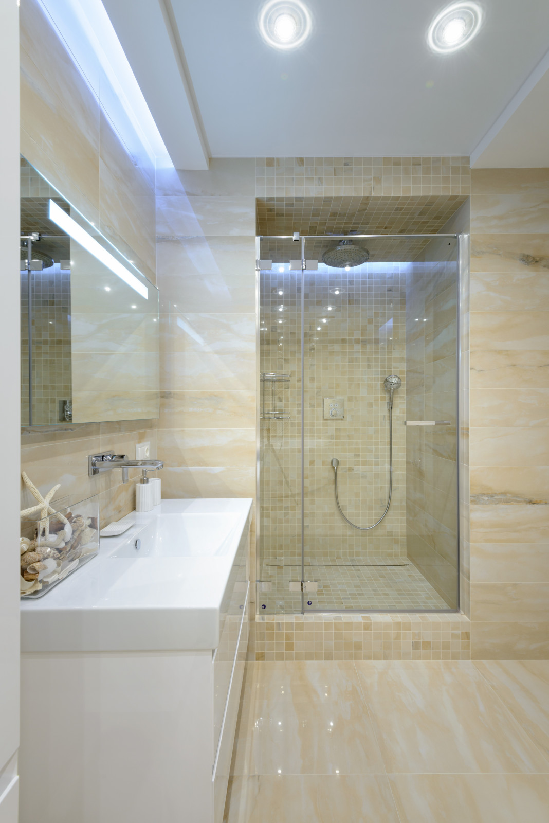 Любовь к белому цвету.