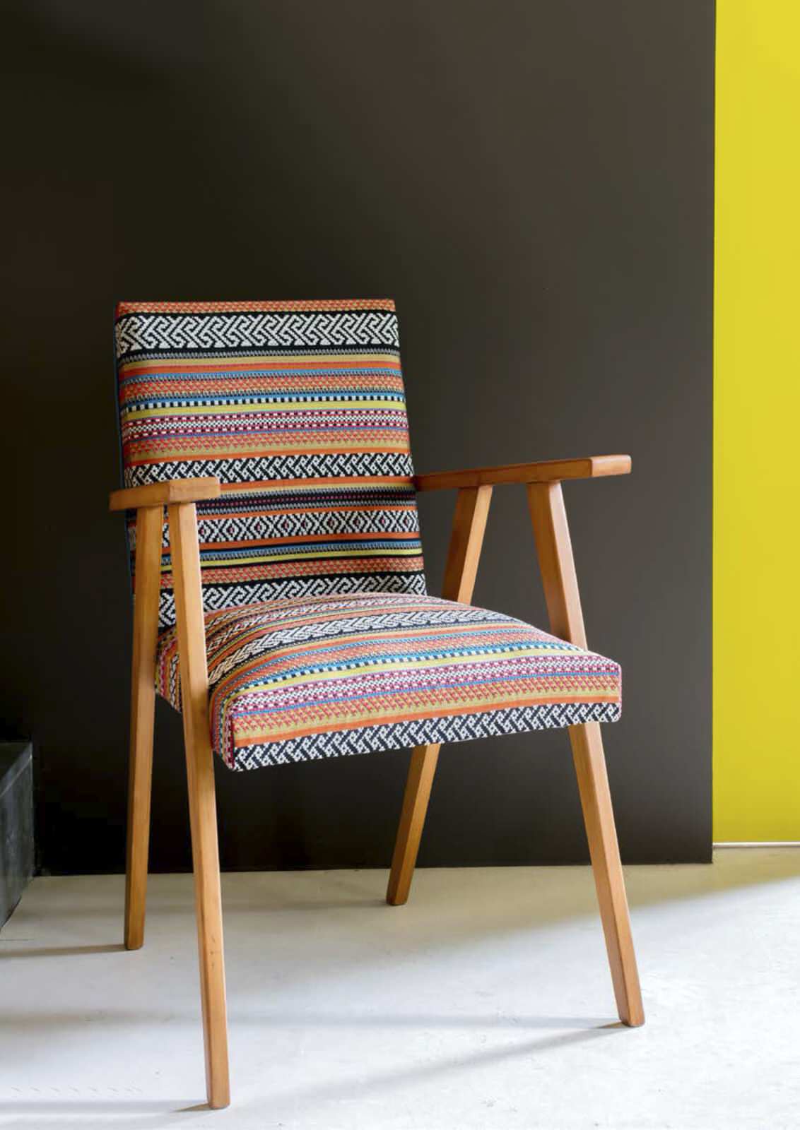 Стильная обивка мебели интересными тканями