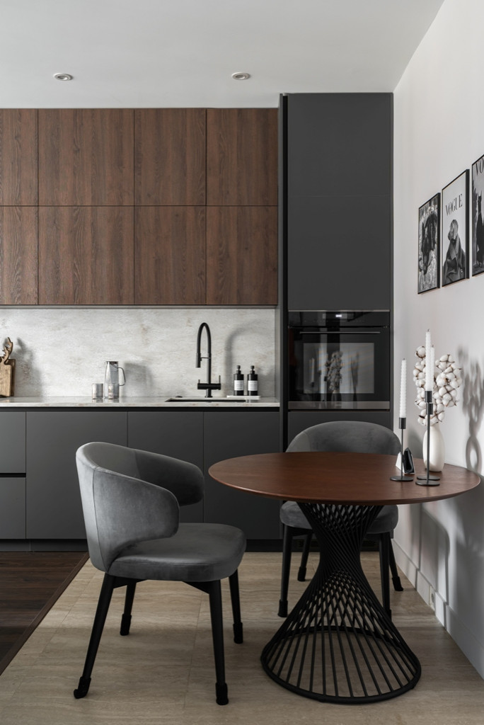 Городская квартира с продуманным дизайном и камином в ТВ тумбе