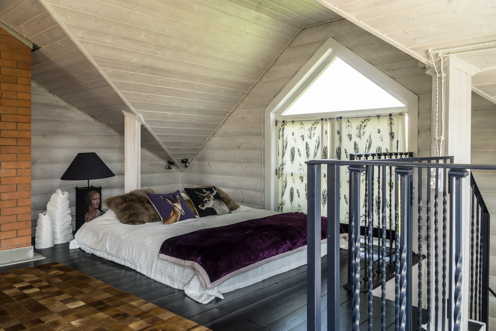 Черно-белая баня с яркими акцентами