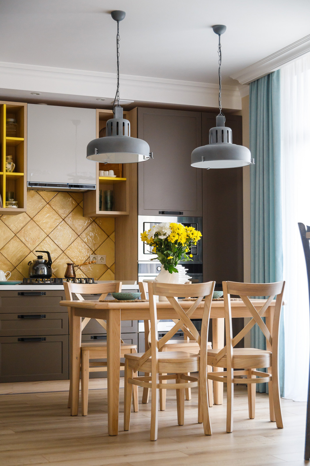 Разноцветная двухкомнатная квартира для девушки, которая любит вязать.