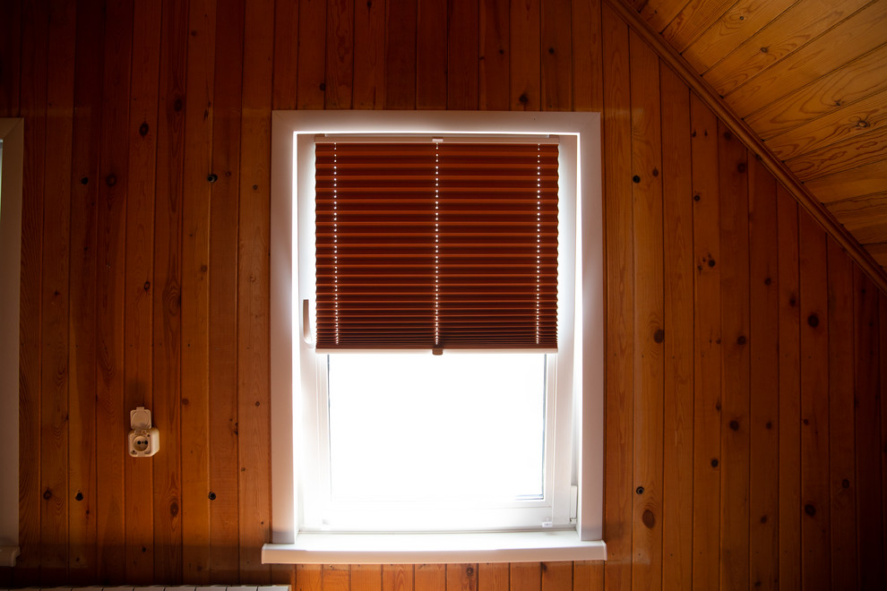 Плиссе на окно в коттедж