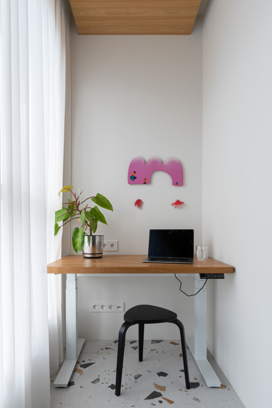 Двухкомнатная квартира с зеленой перегородкой в гостиной