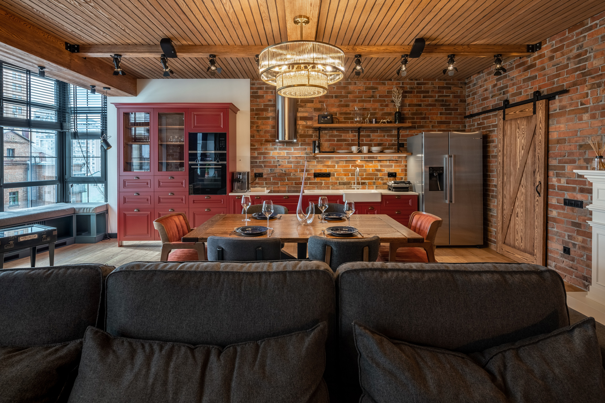 Проект недели: Кухня с «барной» атмосферой и кинотеатром