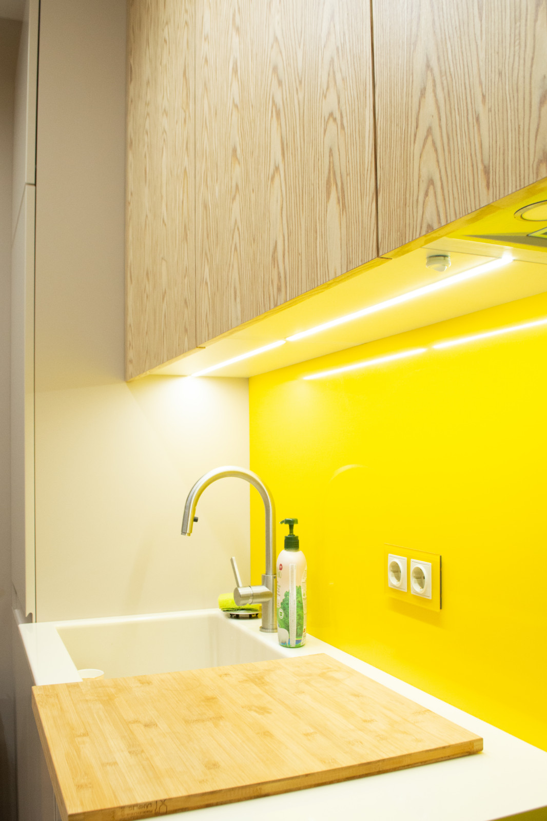 Яркая современная кухня